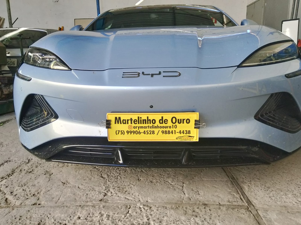 Frente de veículo BYD na oficina
